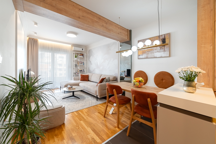 Moderno opremljen jednosoban stan sa parkingom u zgradi Norme u Budvi