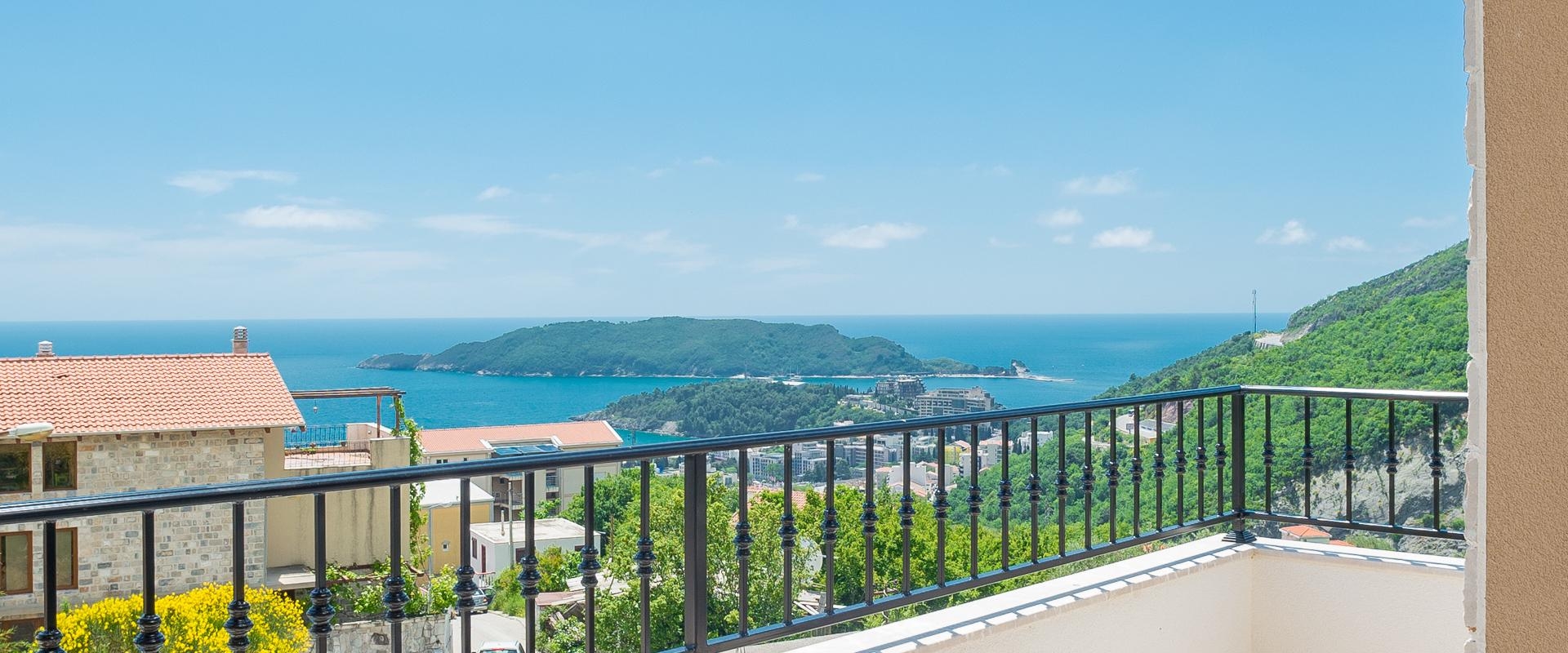 Moderna vila sa bazenom u  Ivanovicima sa fantasticnim pogledom